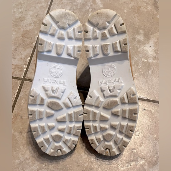 Women’s white trimmed Timberline boots - Picture 6 of 10